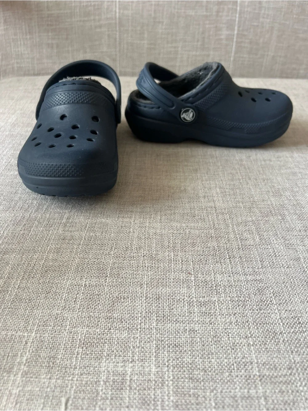 Crocs Classic kids unisex faux fur Lined mule Clogs w/strap, Navy, size 8